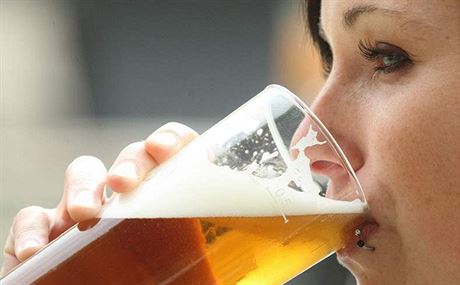 Obasné pivo nevadí, ale stále více en se alkoholu naprosto oddává. (ilustraní snímek)
