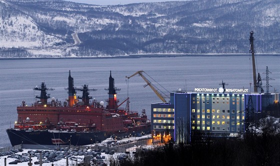 Ruské jaderné ledoborce Rossija a Jamal v pístavu Murmansk (22. prosince 2011)