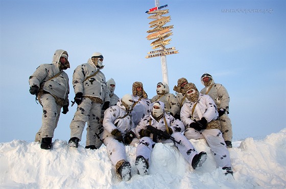 Cvičení ruských výsadkářů na ostrově Kotělnyj v Arktidě