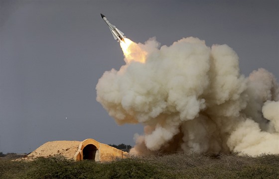 Test íránské rakety S-200 na vojenských manévrech nedaleko Búéhru (29....