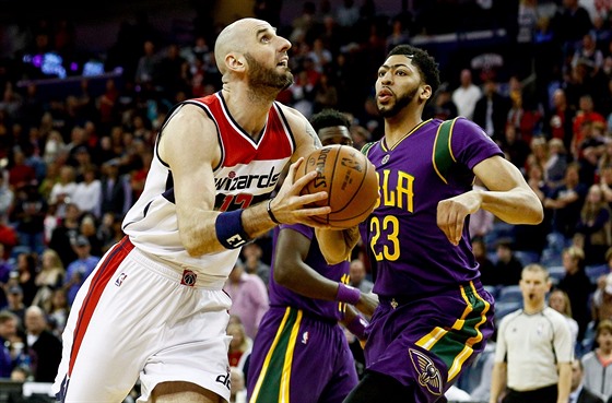 Marcin Gortat (vlevo) v akci v utkání s New Orleans.