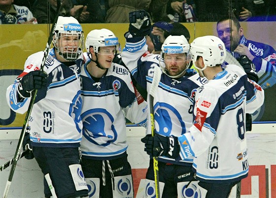 Plzeňští hokejisté se radují v utkání se Zlínem.