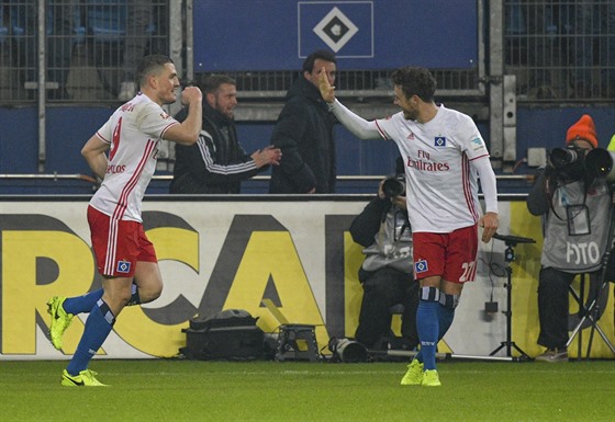 Kyriakos Papadopoulos (vlevo)  a Nicolai Müller z Hamburku oslavují gól proti...