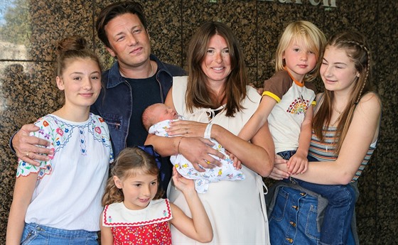 Jamie Oliver s manželkou Juliette a dětmi (2016)