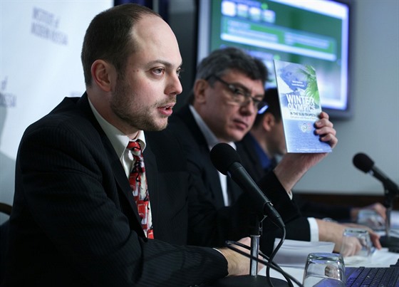 Vladimir Kara-Murza mladí (vlevo) na snímku se zavradným Borisem Nmcovem