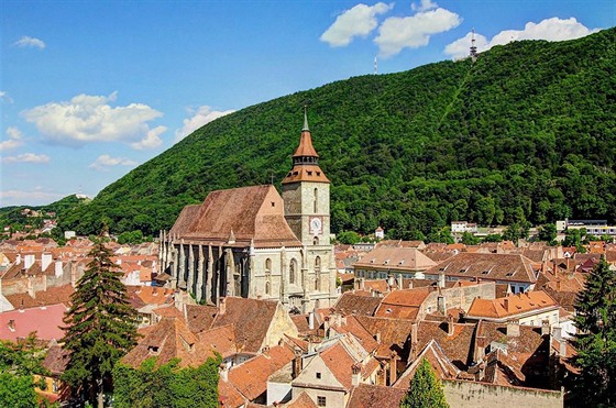 Mohutný erný kostel v transylvánském Braov vystupuje ze zástavby jako hora...