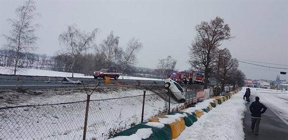 Provoz na petíené silnici ve Vysokém Mýt byl ve tvrtek odpoledne kvli nehod zastaven, idii se musí vydat po objízdných trasách.   