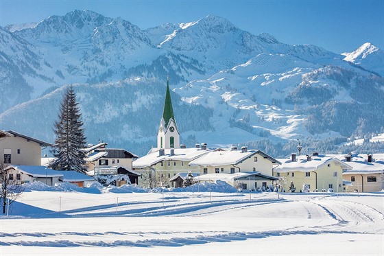 Rakouský Hochfilzen v zim s dominantou kostela Panny Marie Snné