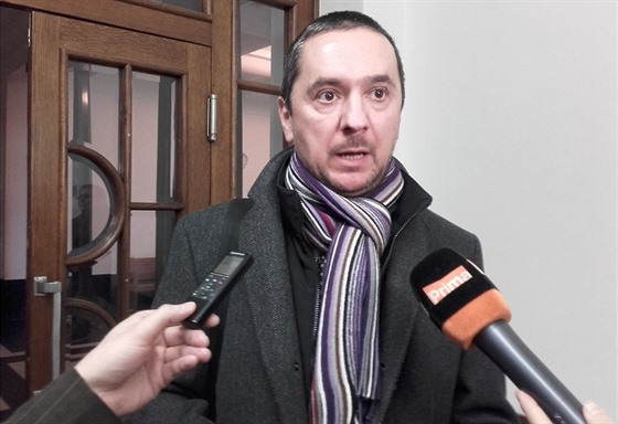 Juraj Thoma odpovídá novinářům krátce poté, co ve čtvrtek opustil soudní síň na...