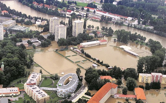 Velká voda zaplavila v srpnu 2002 eské Budjovice. Na snímku je areál SKP.