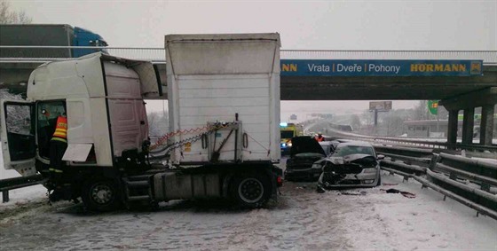 Sráka kamionu se dvma osobními auty zablokovala dálnici D46 u Vykova smrem...