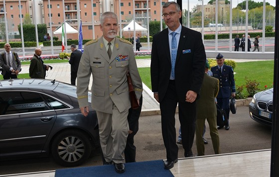 Dkan prestiní vojenské koly NATO Defence College (NDC) Frantiek Miánek...