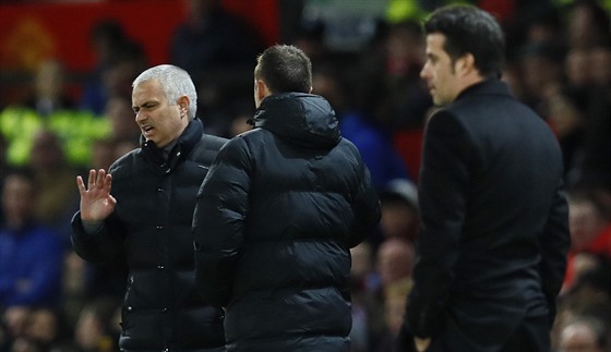 José Mourinho (vlevo), trenér fotbalist Manchesteru United, se dohaduje se...