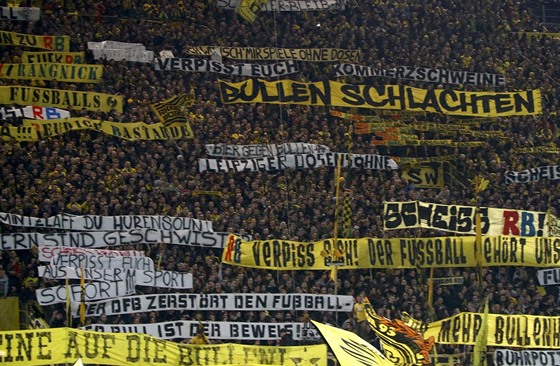 Urálivé transparenty v proslulém kotli fanouk Dortmundu pi zápase s Lipskem.