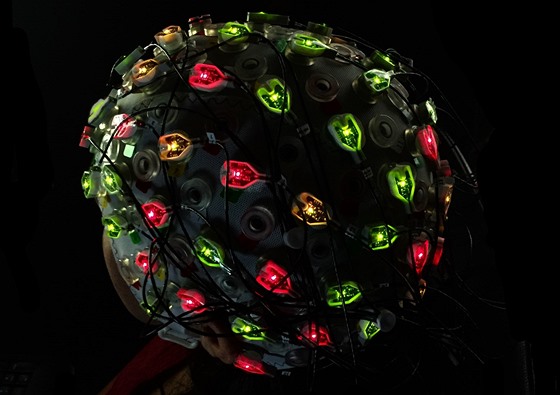 EEG apka s barevnou indikací toho, jak dobe která elektroda piléhá k...