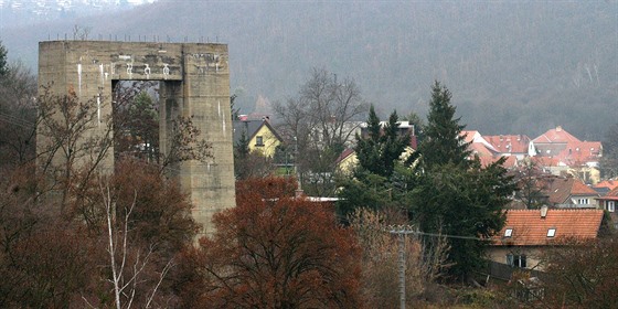 Základy takzvané Hitlerovy dálnice v podobě mostního pilíře lze vidět vedle...