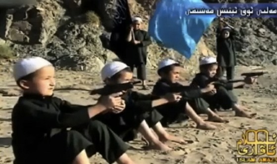 Al-Káida trénuje novou generaci terorist. Snímek pochází z videa, které bylo...