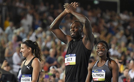 Usain Bolt s dalími lenkami svého týmu Jennou Prandiniovou a Jenebou...