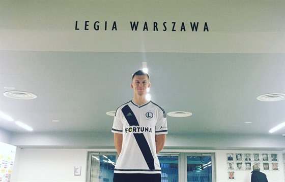 Tomáš Necid pózuje po příchodu do Legie Varšava