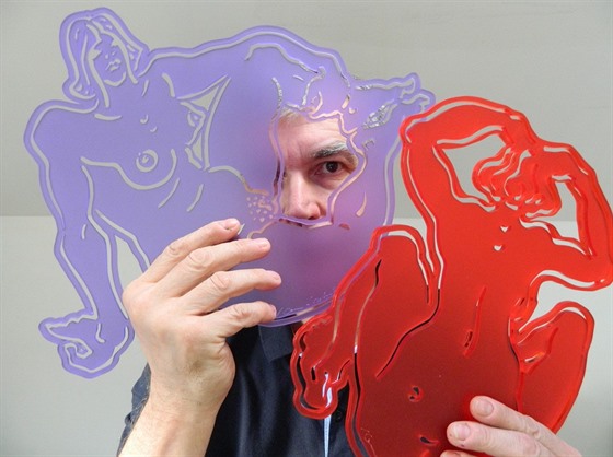 Ivan Komárek s figurami vyřezávanými laserem z barevných plexiskel