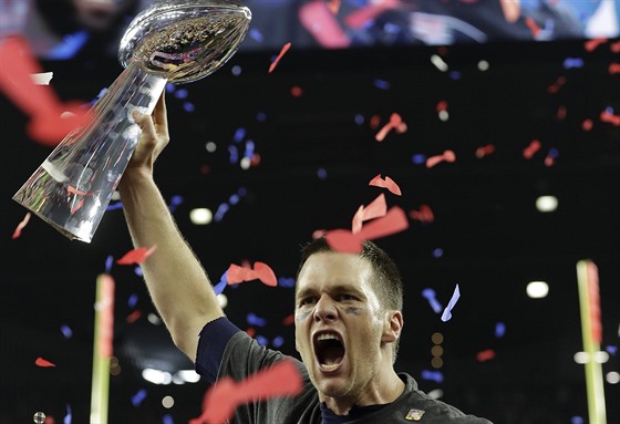 Tom Brady z New England Patriots s trofejí pro vítze Super Bowlu.