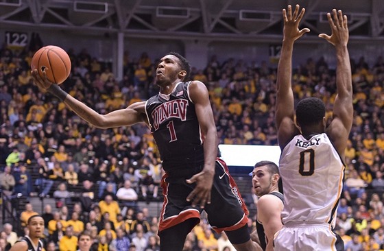 Derrick Jones v tmavém dresu univerzity UNLV. Brání ho  Rashard Kelly z Wichita...