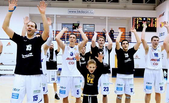 Díntí basketbalisté slaví výhru nad Ústím nad Labem.