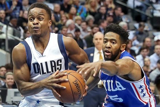 Yogi Ferrell (vlevo) z Dallasu unikl Chassonu Randlovi z Philadelphie.