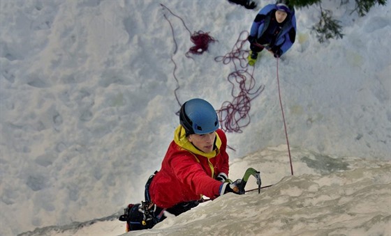 Horolezci zdolvaj prodn ledovou stnu v Labskm dole v Krkonoch.