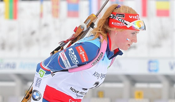 Anna Tkadlecová na trati sprintu na mistrovství Evropy junior v biatlonu v...