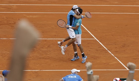 Argentinci (zleva) Carlos Berlocq a Leonardo Mayer slaví triumf ve tyhe v...