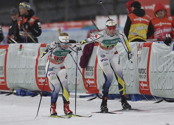 védky Elin Mohlinová (vlevo) a Maria Nordströmová bhem sprintu dvojic v...