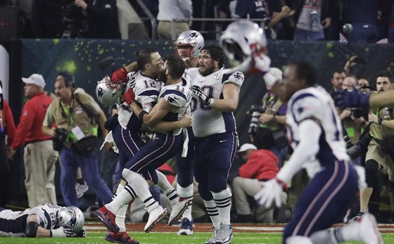 Hrái New England Patriots slaví triumf v Super Bowlu.