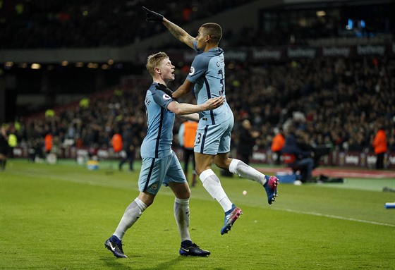 DAILO SE. Gabriel Jesus (vpravo) nastoupil za Manchester City poprvé od...