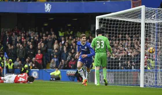 Obránce Chelsea Marcos Alonso se raduje z gólu, Petr ech z Arsenalu jeho...