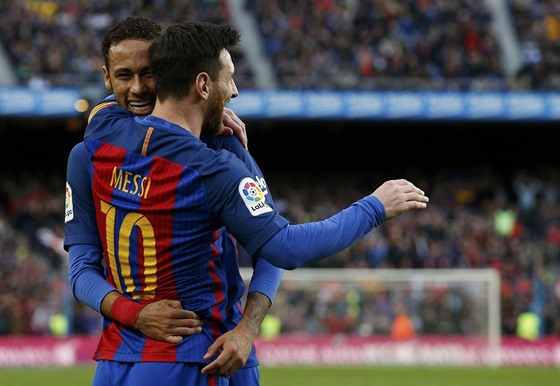 Neymar a Lionel Messi se radují z gólu Barcelony proti Bilbau.