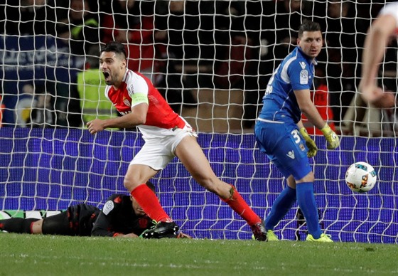 Útoník Monaka Radamel Falcao oslavuje gól do sít Nice.