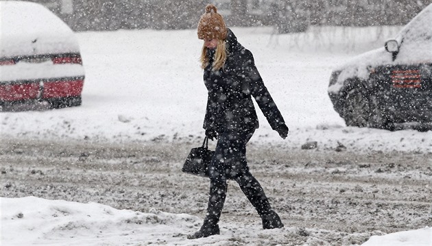 S hustým sněžením měli problémy řidiči i chodci v kraji.