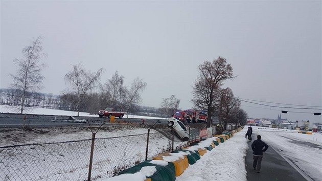 Provoz na p�etí�ené silnici ve Vysokém Mýt� byl ve �tvrtek odpoledne kv�li nehod� zastaven, �idi�i se musí vydat po objízdných trasách.   