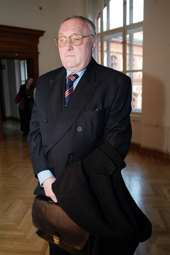 Bývalý agent StB Pavel Minaík u Krajského soudu v Brn, kde elí obvinní z...