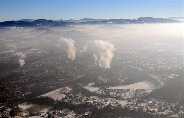 Letecký pohled na edivým smogem zalitý Tinec a Tinecké elezárny.