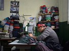Bolívijský imigrant pracuje v argentinské továrn. (7.7.2015)