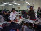 Imigranti z Bolívie pracují v textilce v buenos Aires.. (7.7.2015)