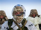 Cviení ruských výsadká na ostrov Kotlnyj v Arktid