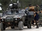 Turecká armádní vozidla nedaleko syrského al-Bábu (4. února 2017)