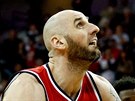 Marcin Gortat (vlevo) v akci v utkn s New Orleans.