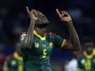 Kamerunský obránce Michael Ngadeu-Ngadjui slaví. Práv vstelil gól Ghan a...