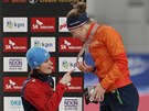 PKNÁ. Martina Sáblíková zkoumá zlatou medali, kterou v zvod na 3000 metr...