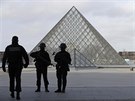 Vojáci postelili mue, který se s noem v ruce pokusil dostat do muzea Louvre...
