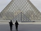 Vojáci postelili mue, který se s noem v ruce pokusil dostat do muzea Louvre...